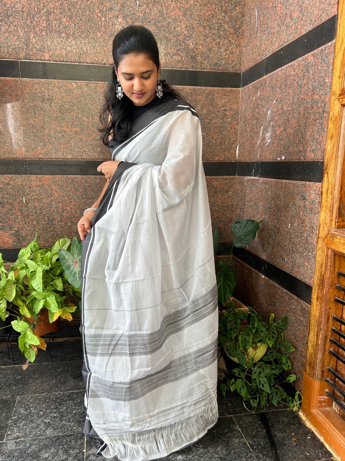 WHITE PATTEDANCHU SAREE.