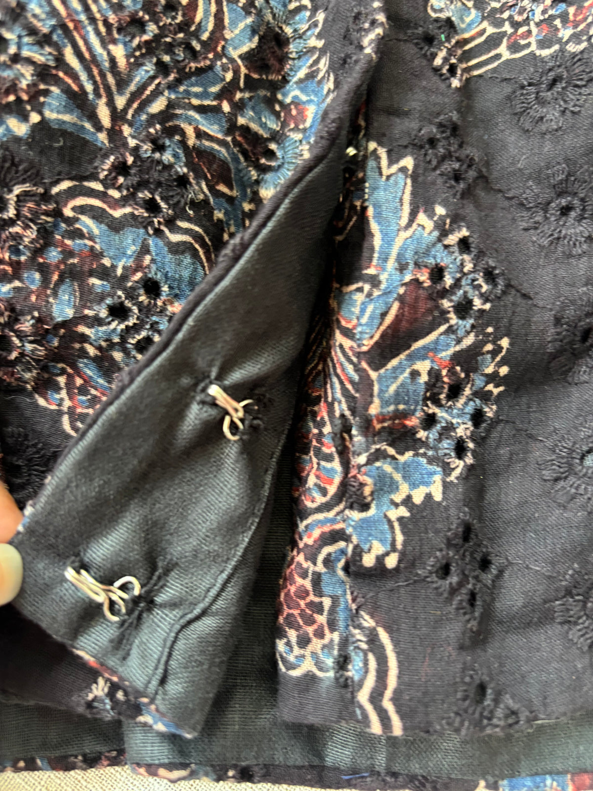 BLACK HAKOBA BLOUSE