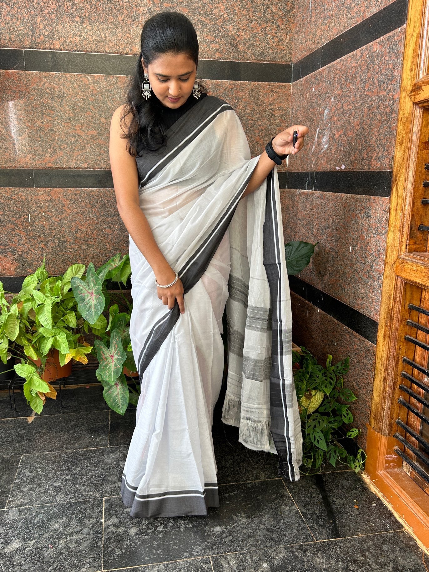 WHITE PATTEDANCHU SAREE.
