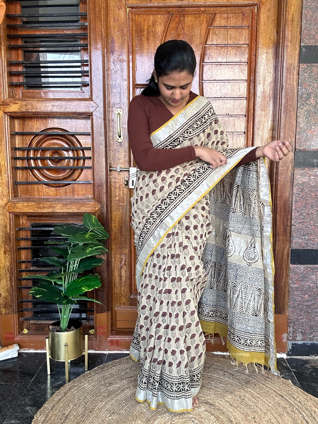 BROWN LINEN SAREE