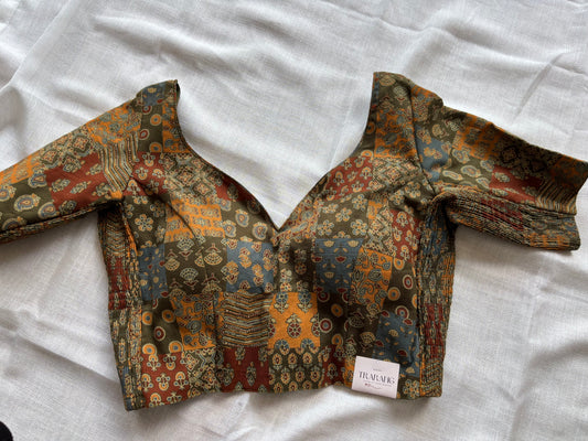 GREEN STRECHABLE BLOUSE