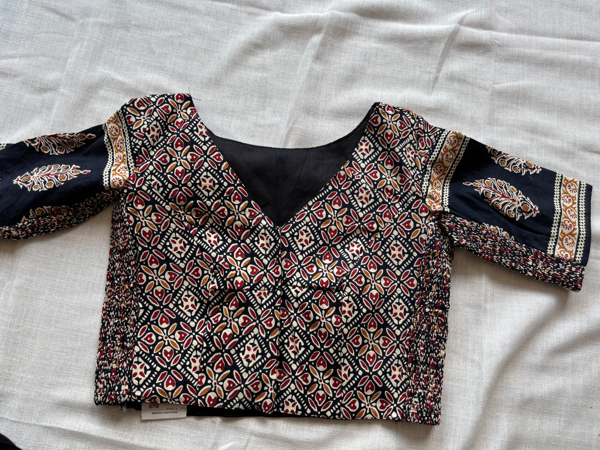 BLACK STRECHABLE BLOUSE