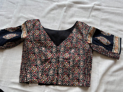 BLACK STRECHABLE BLOUSE