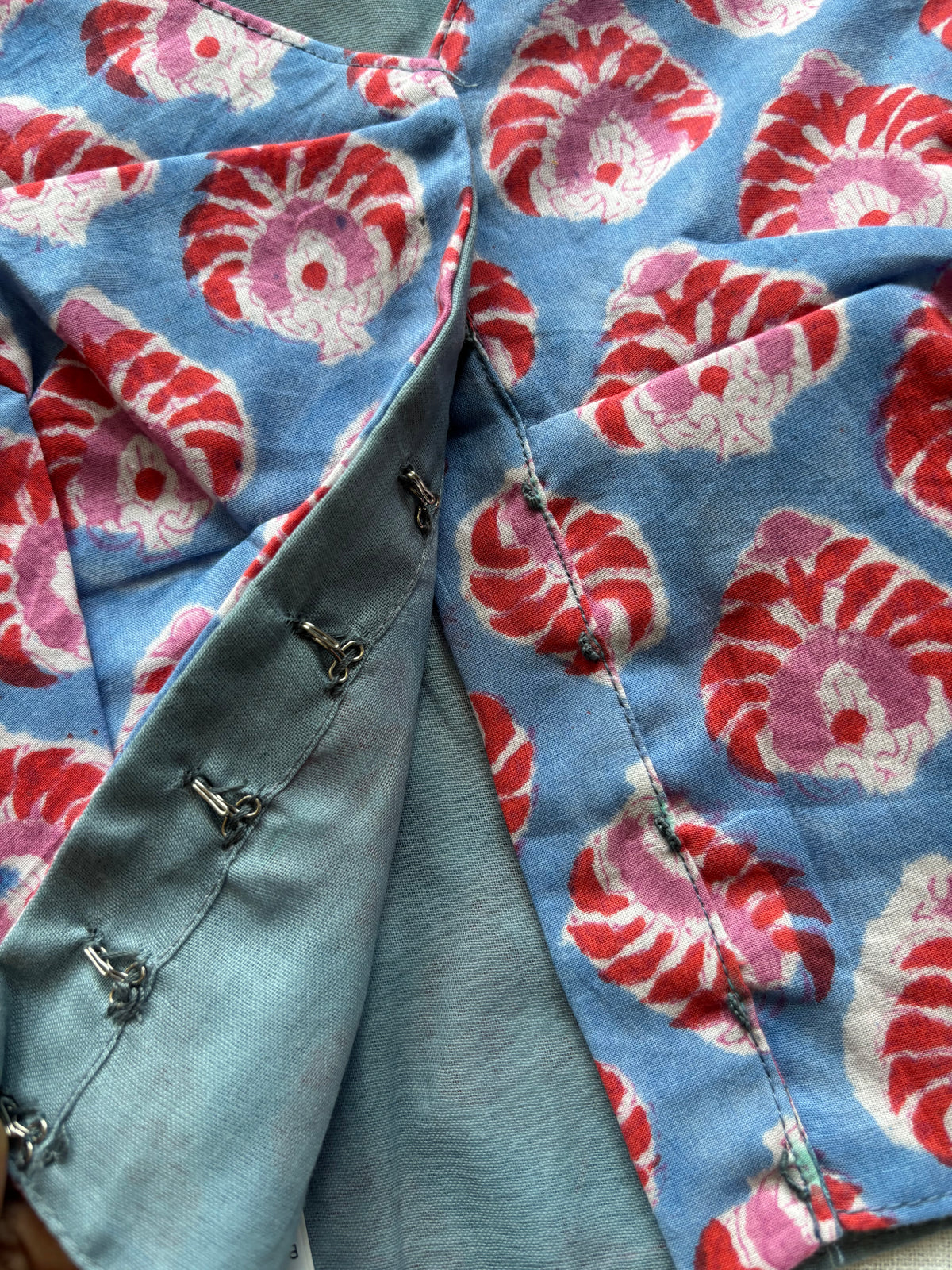 BLUE STRECHABLE BLOUSE