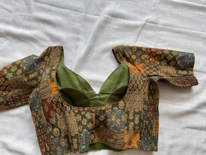 GREEN STRECHABLE BLOUSE