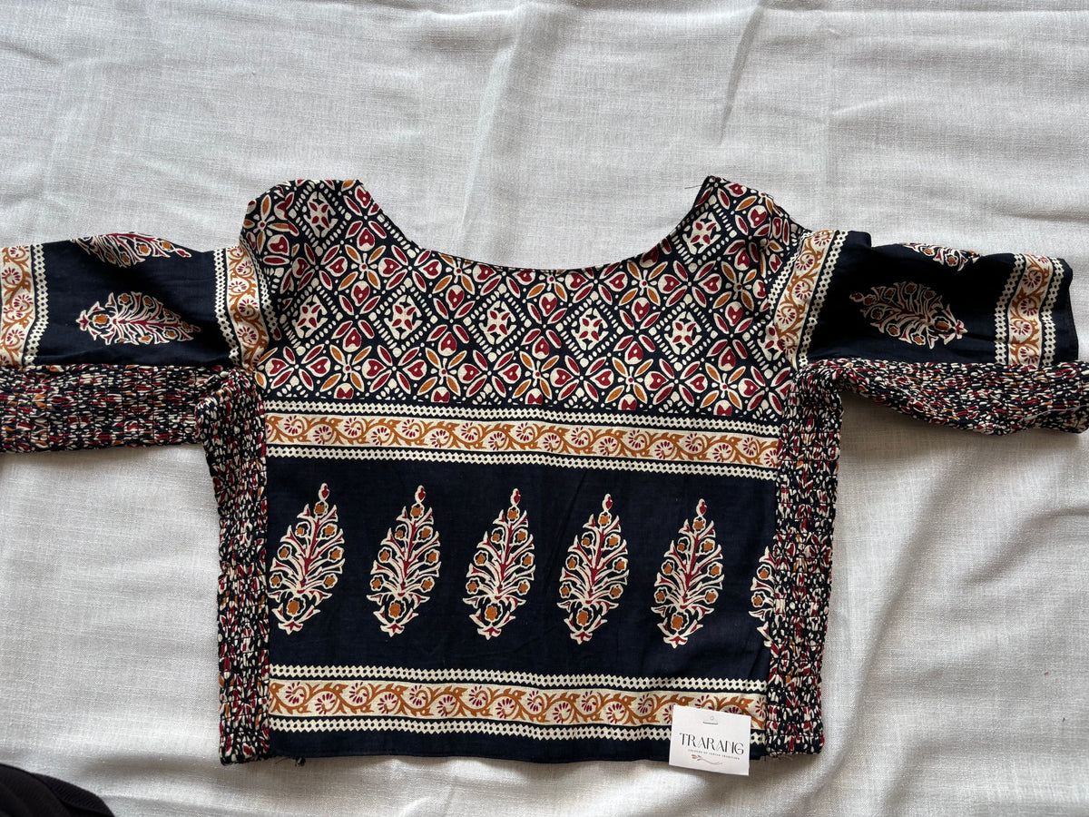 BLACK STRECHABLE BLOUSE