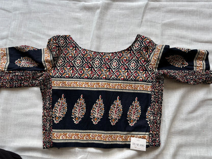 BLACK STRECHABLE BLOUSE