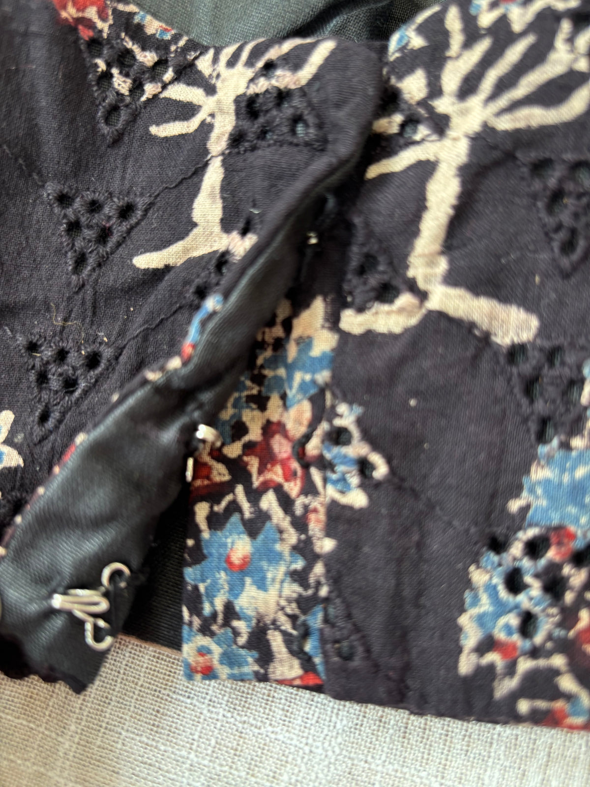 BLACK HAKOBA BLOUSE