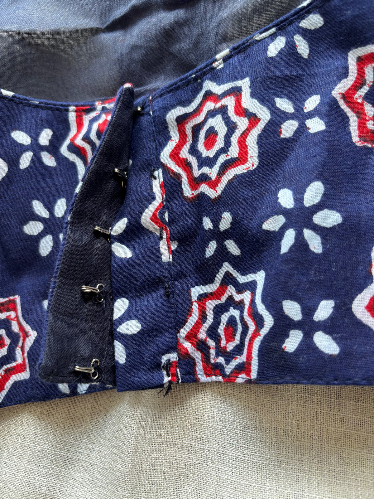 BLUE STRECHABLE BLOUSE